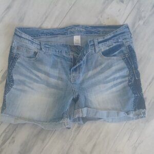 Maurices Plus Denim 5 Pocket Zip Fly Design on Sides Distressed Shorts 14